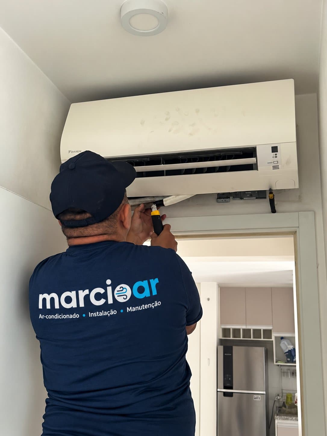 Marcio instalando ar-condicionado Split na parede